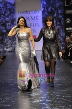 Sridevi walks the ramp for Neeta Lulla Show at Lakme Winter fashion week day 5 on 21st Sept 2010 (16).JPG